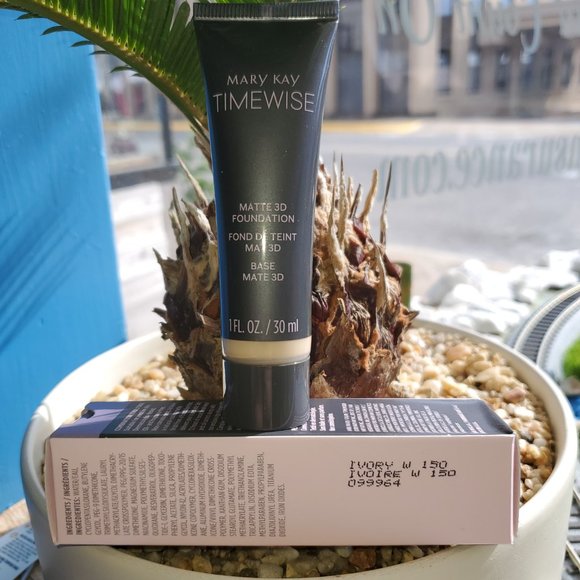 Ivory W 150 Matte 3D Foundation - Combo to Oily Skin - Timewise Mary Kay - Picture 3 of 5
